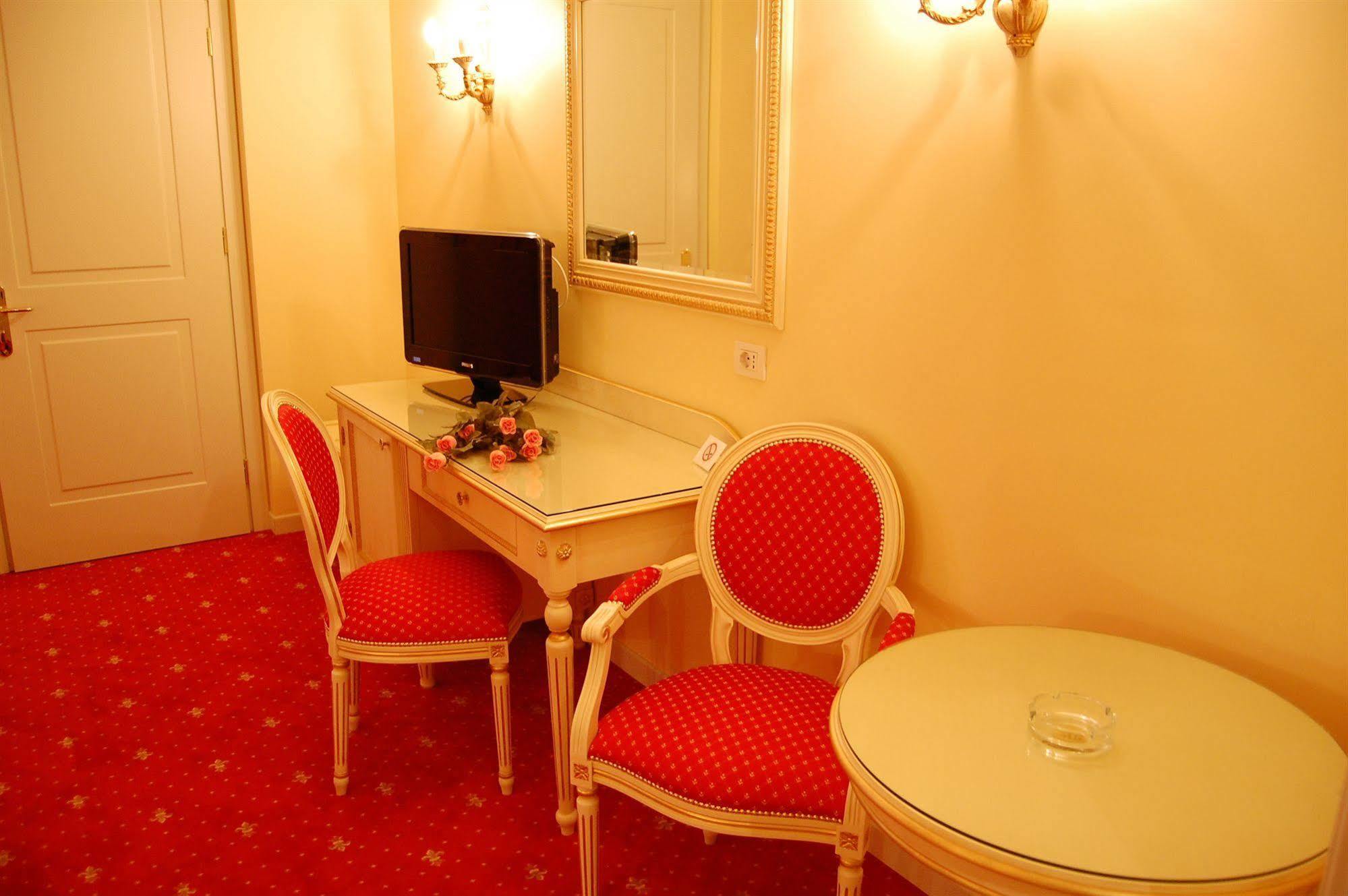 Gold Hotel