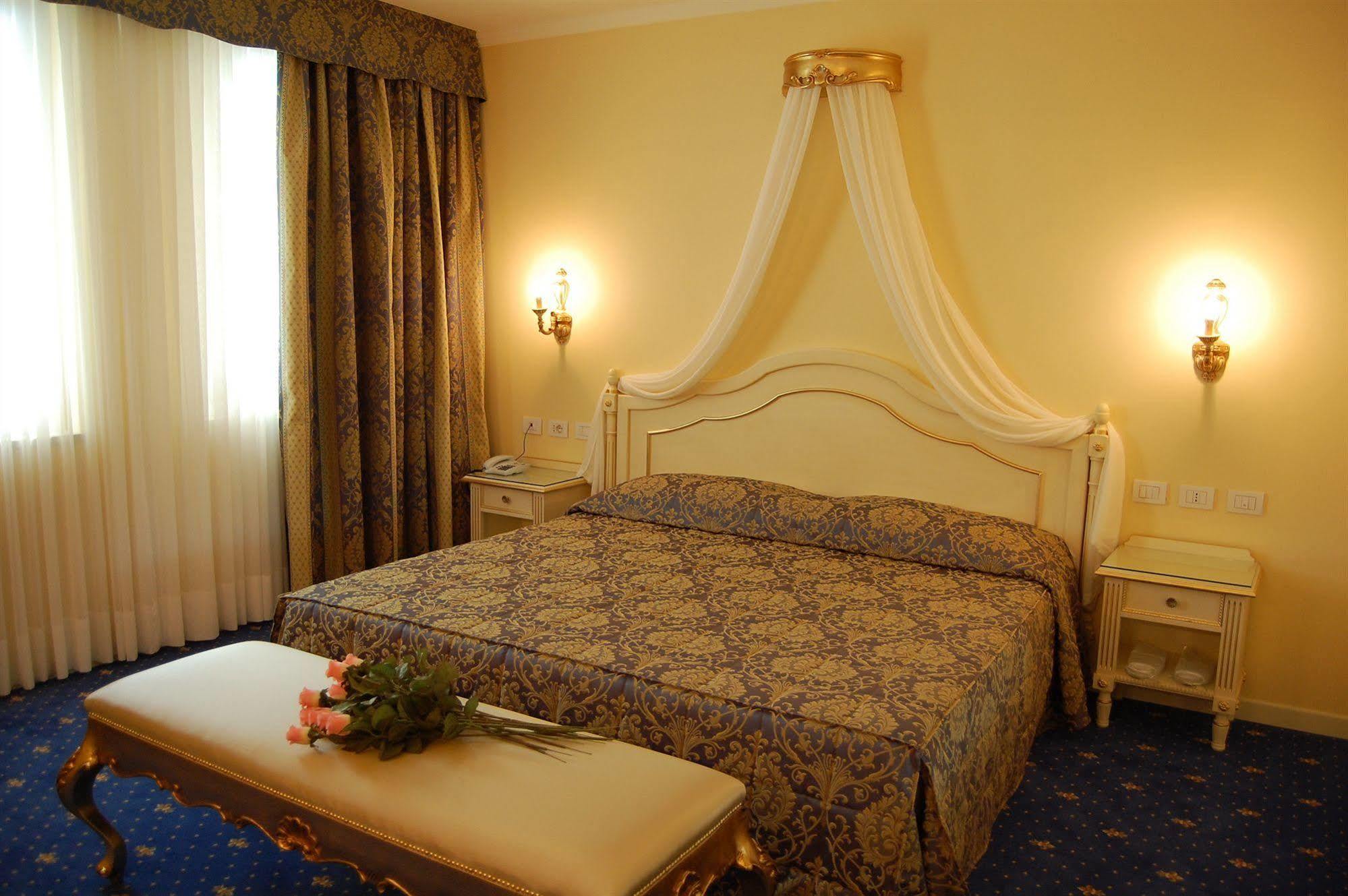 Gold Hotel